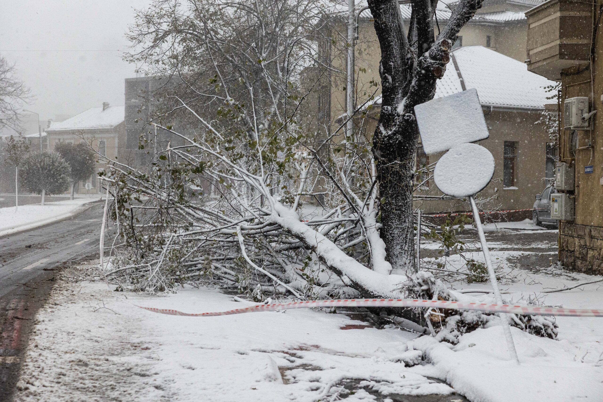 HARTĂ Meteorologii anunță noi coduri de vreme severă până mâine. Zonele în care va mai ninge și va fi viscol