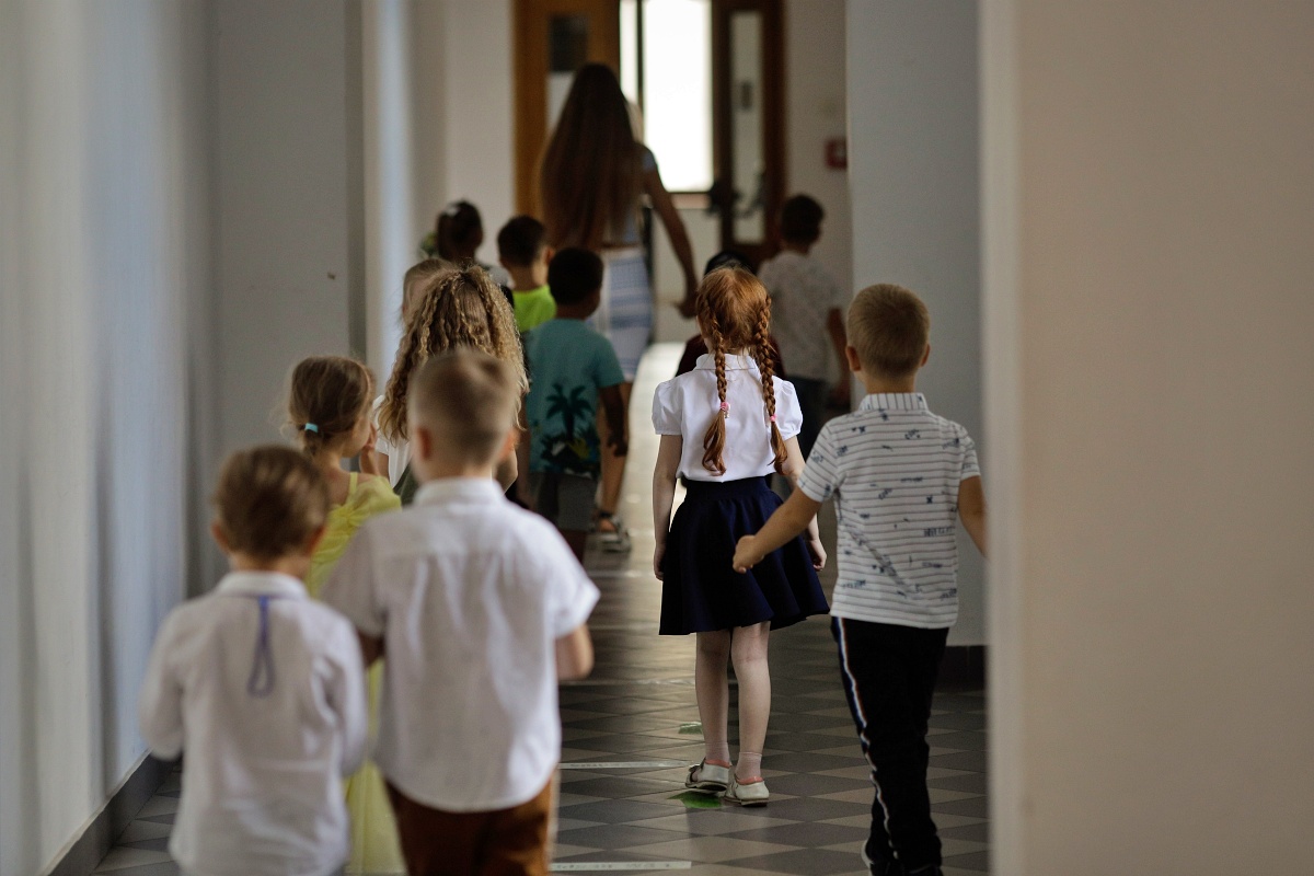 Elevii din 17 județe revin la școală luni, 2 martie, după vacanța mobilă 2026. Începe modulul 4 de cursuri, în care au loc simulările examenelor naționale – calendar