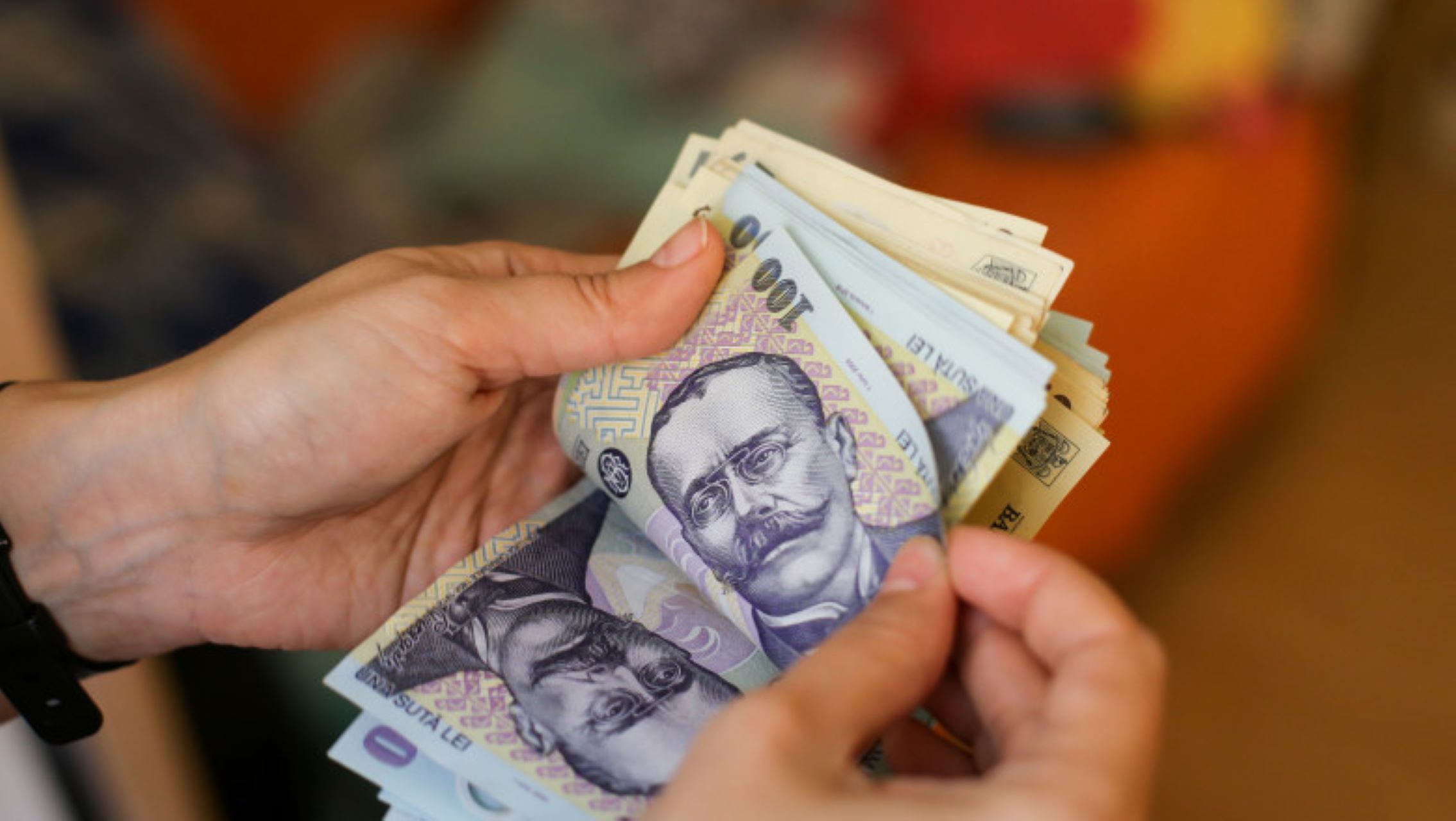 Peste 7 milioane de români primesc beneficii sociale mai devreme în această lună. Când încep plățile